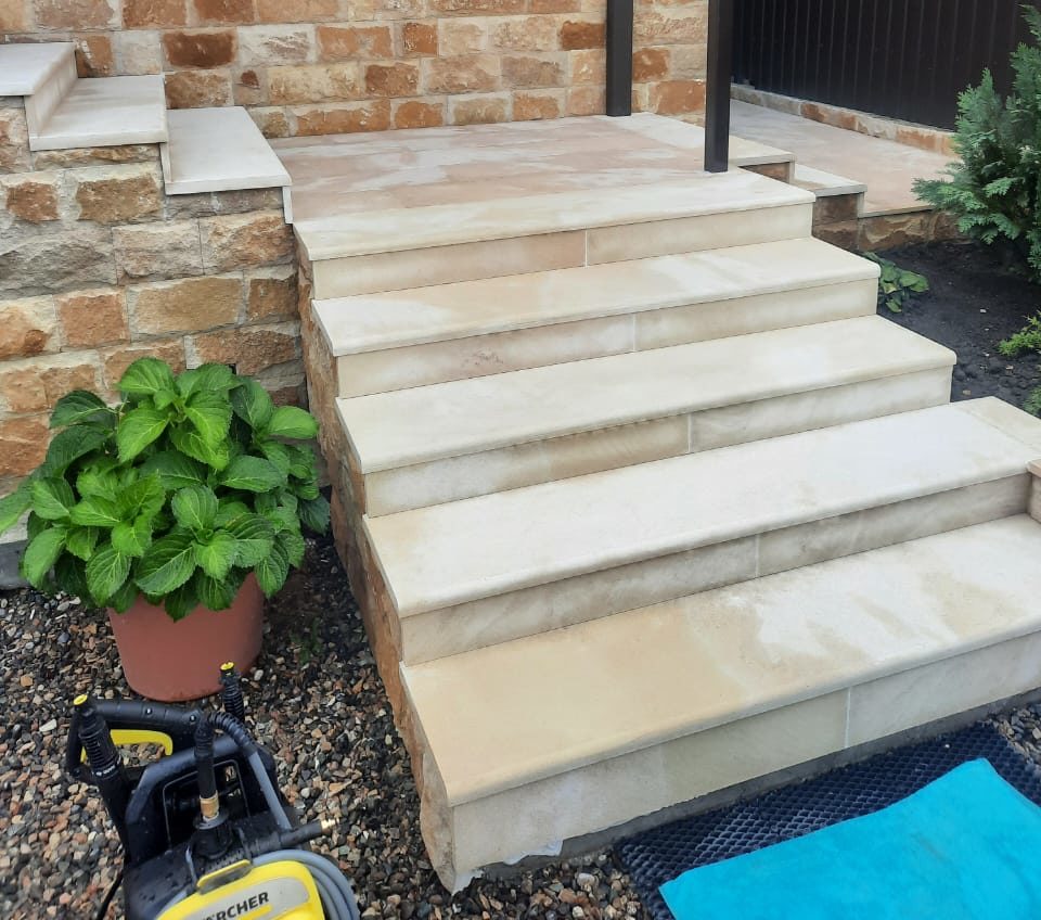 Ступени и лестничная площадка из доломита Ступени и лестничная площадка из доломита